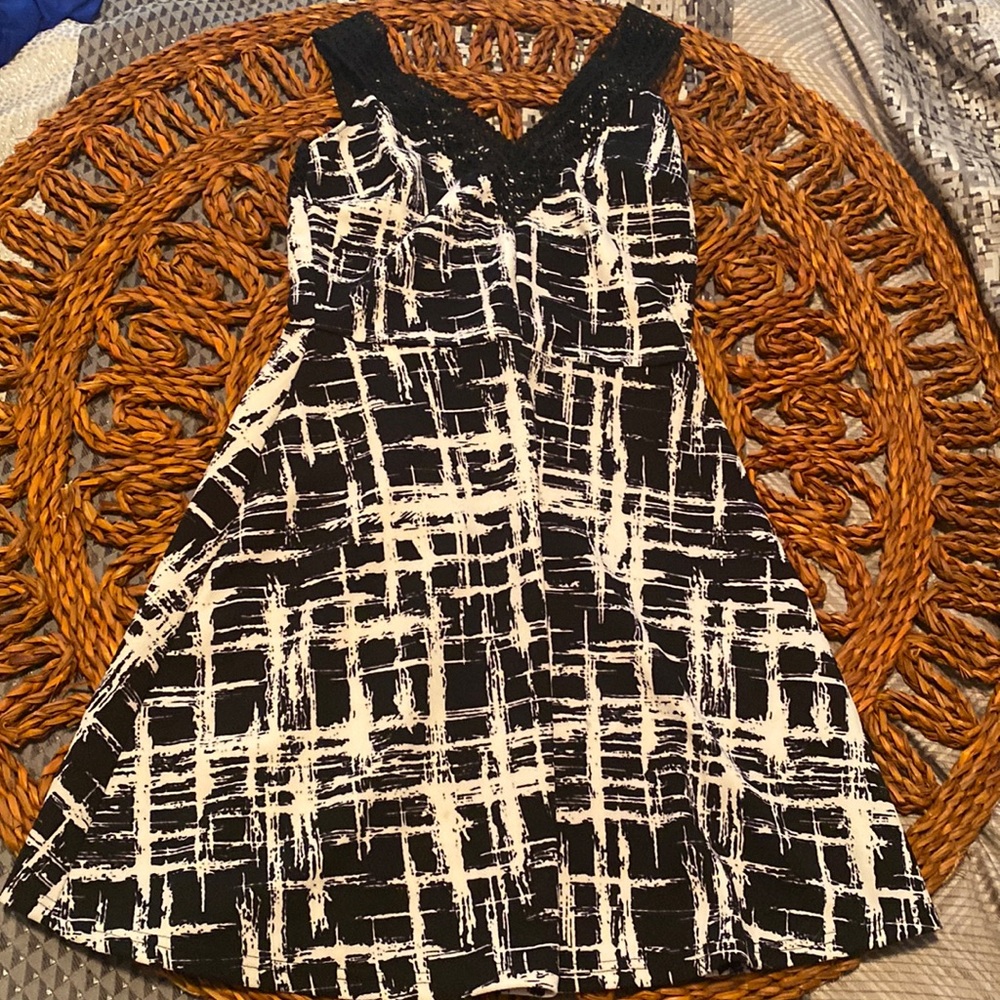 Lulumari, Size S - Black & White Print V-Neck Midi Dress with Lace Straps